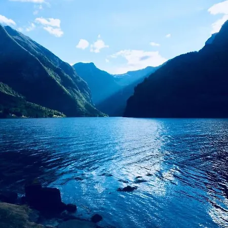 Cozy Nature Retreat, Danish Design W Jacuzzi Option * Sogndal