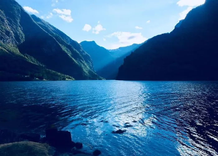 Cozy Nature Retreat, Danish Design W Jacuzzi Option * Sogndal